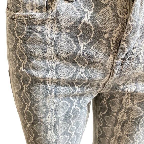 BLANKNYC The Reade Crop in Snake Print, size 26 - Picture 5 of 16